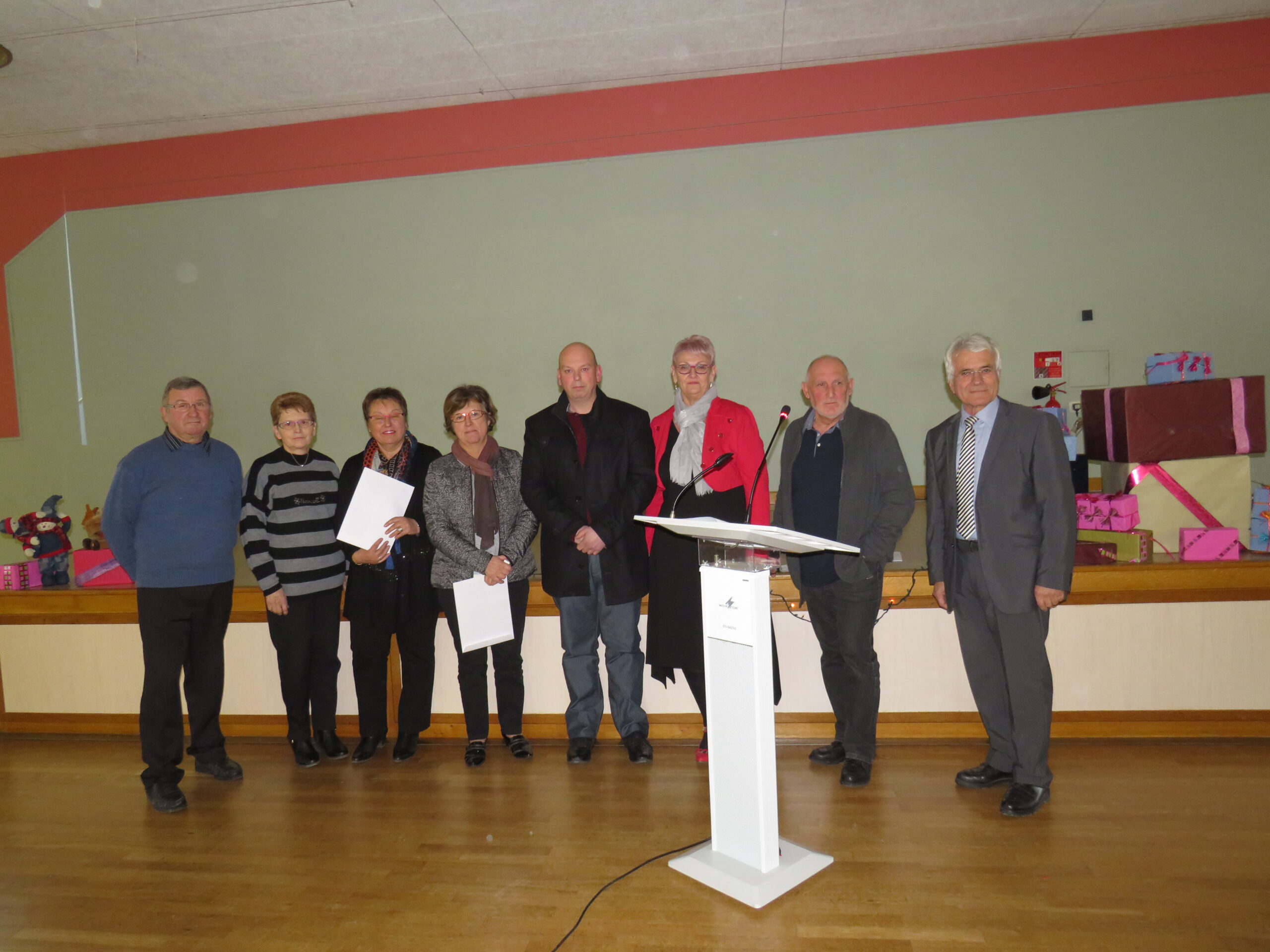 Lors de la cérémonie des Vœux du maire 2017 , la  distribution des lots pour le concours des maisons fleuries organisé par notre Club et la municipalité.